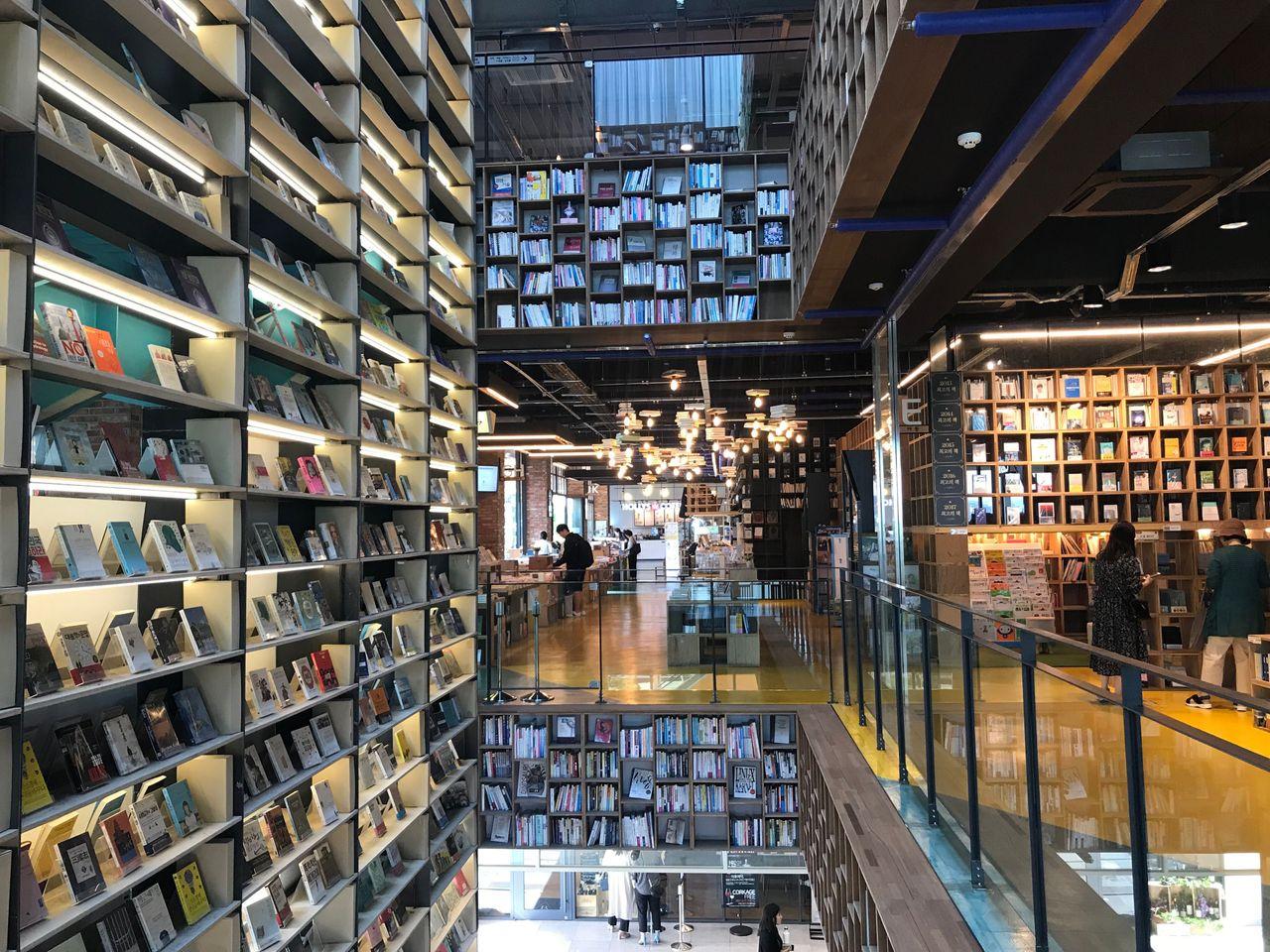 Seoul Attraction: Book Park, Itaewon. An Amazing Photogenic Library.